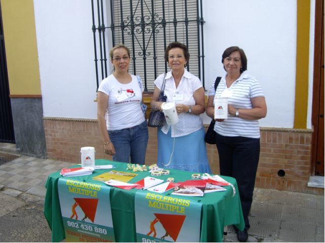 Voluntarias en la mesa de cuestación Voluntarias en la mesa de cuestación